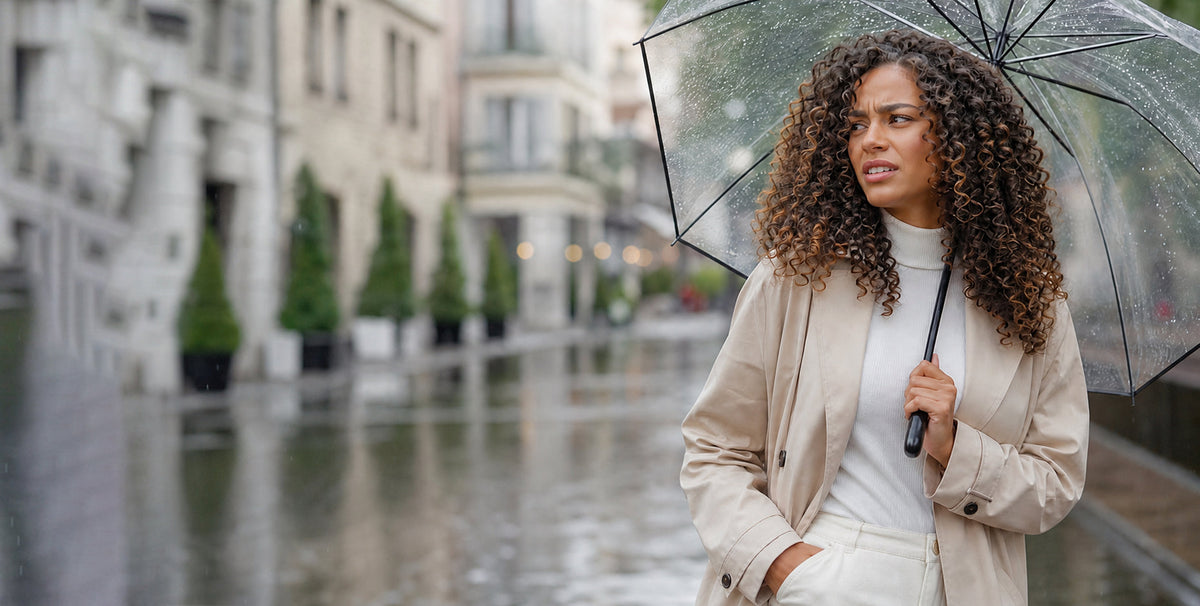 bescherm-je-krullen-tegen-regen-zonder-definitie-te-verliezen